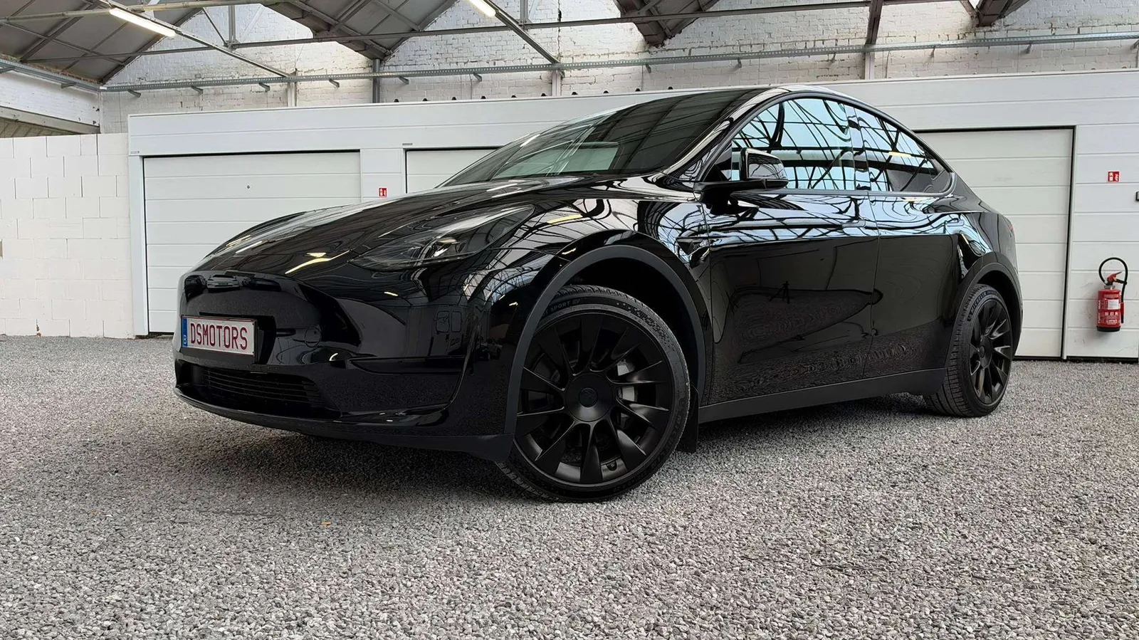 Tesla Model Y 2024 photo 2