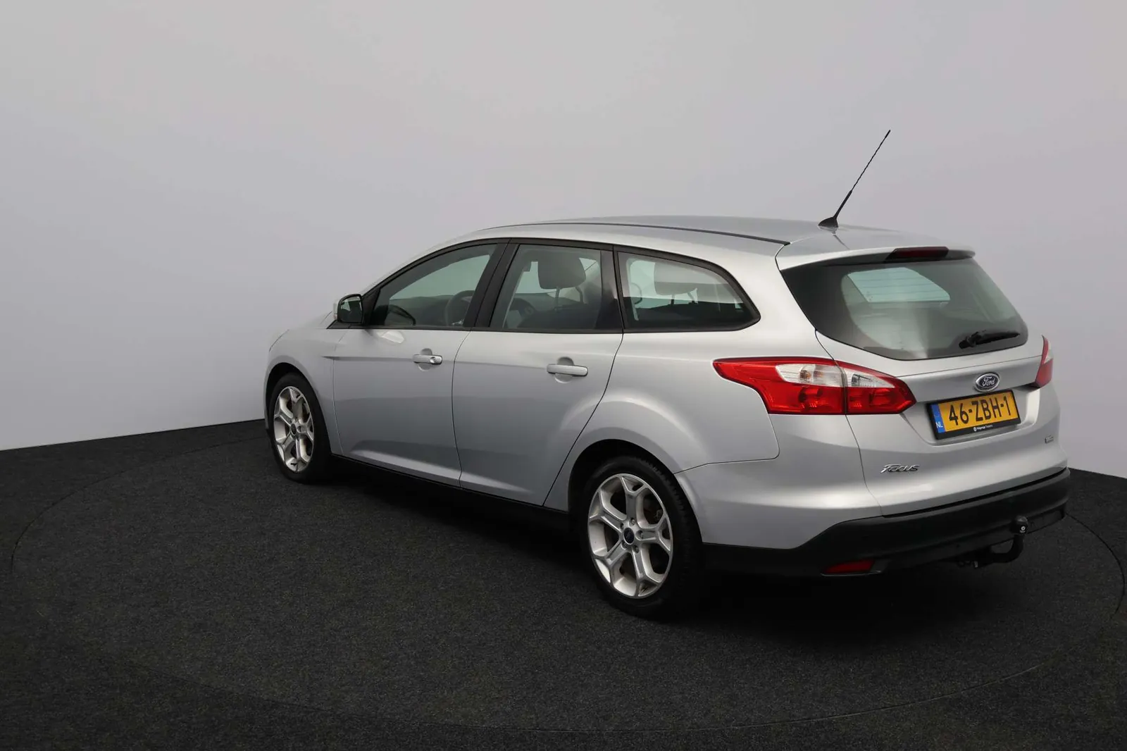 Ford Focus Wagon 2012 photo 2