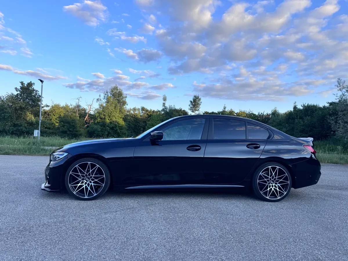BMW 3 Series 2019 photo 2