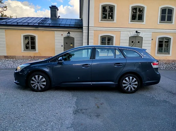 Toyota Avensis 2010 photo 2