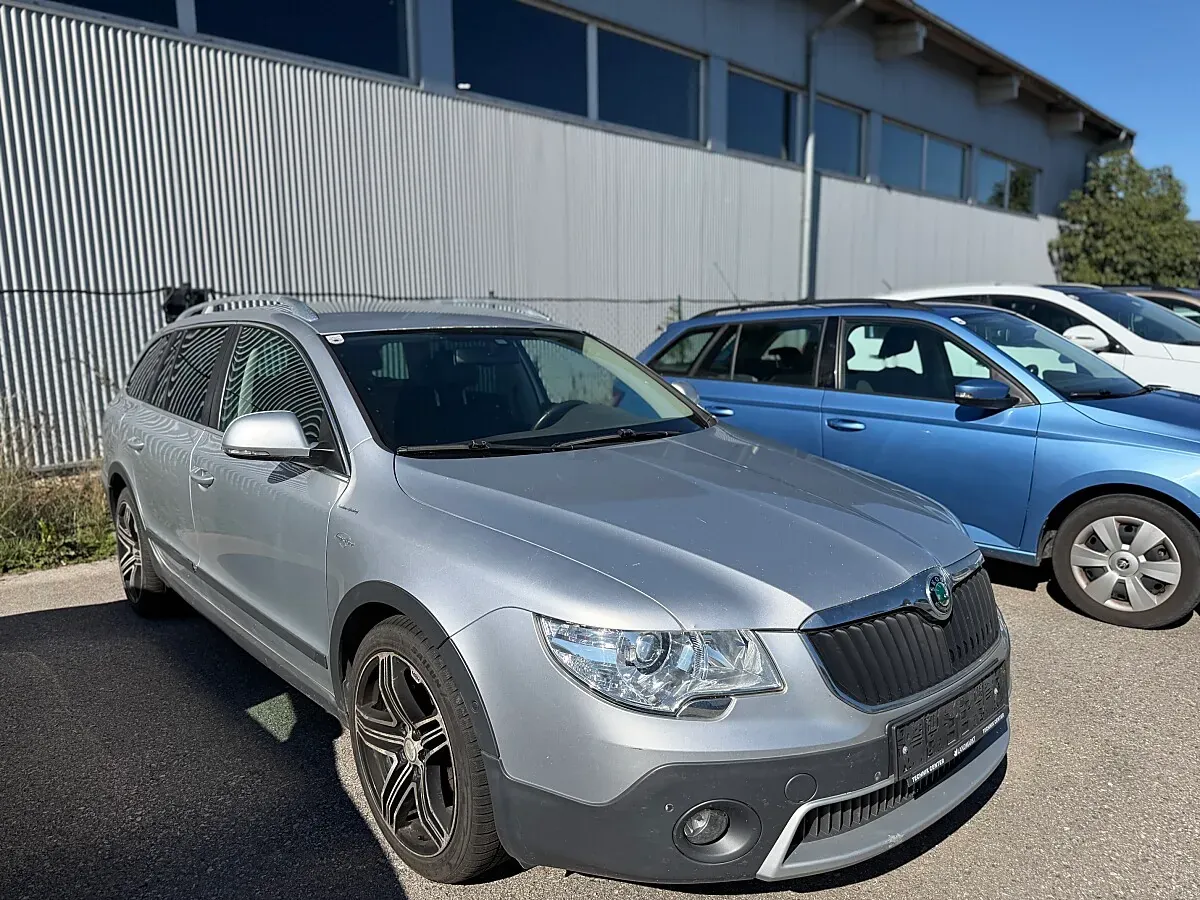 Skoda Superb 2013 photo 2