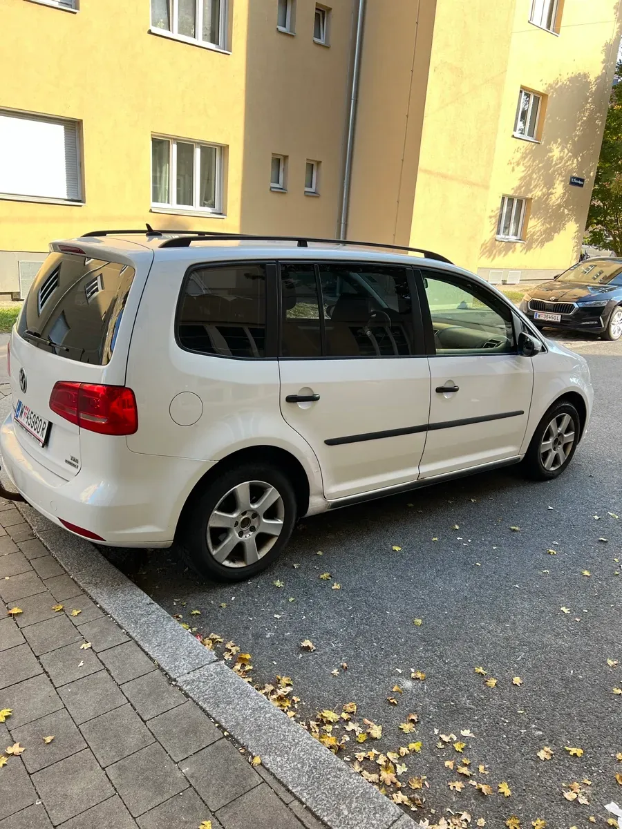 Volkswagen Touran 2011 photo 2