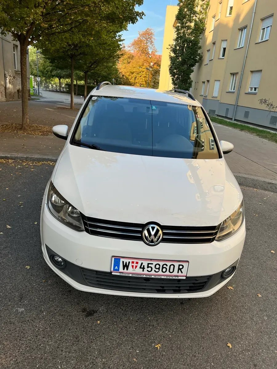Volkswagen Touran 2011 photo 3
