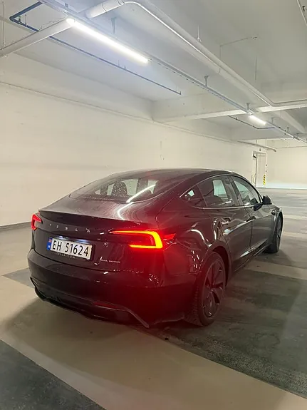 Tesla Model 3 2024 photo 2