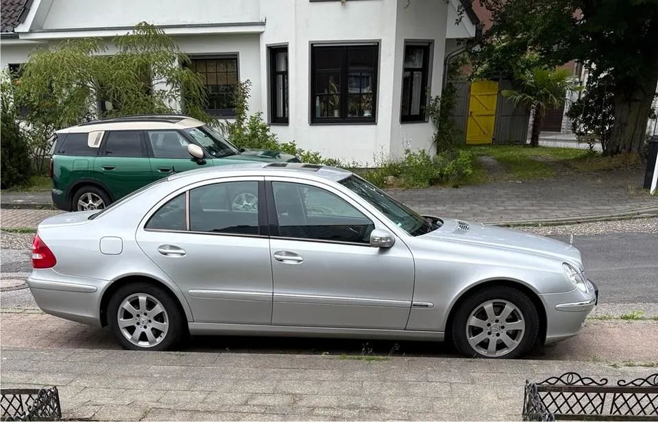 Mercedes-Benz E240
