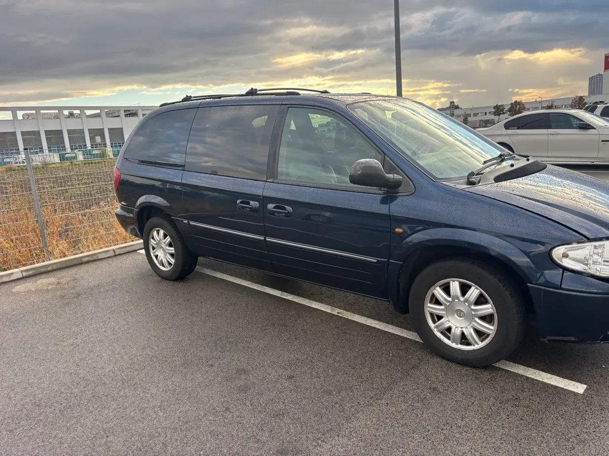 Chrysler Voyager 2005 photo 2