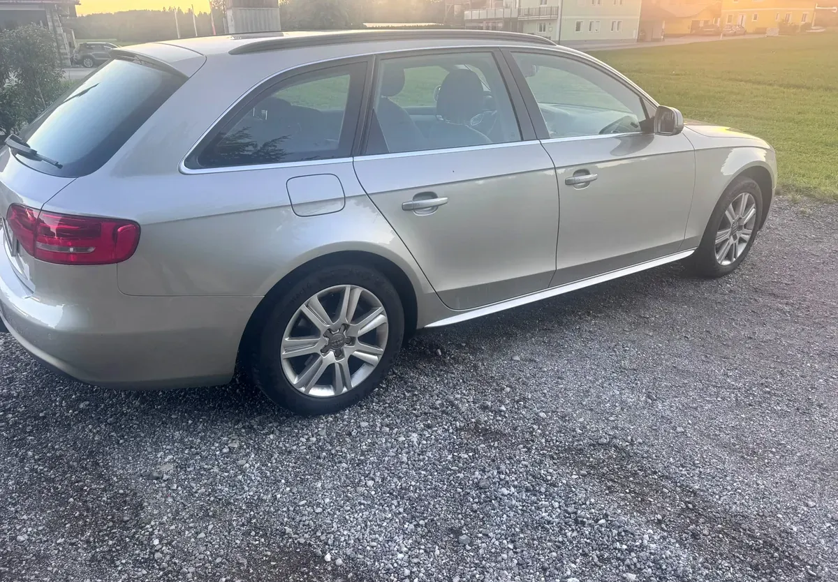 Audi A4 2012 photo 2