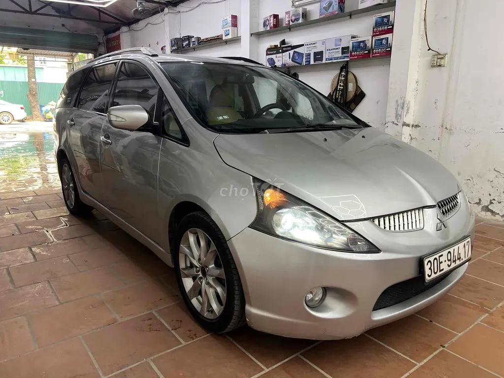 Mitsubishi Grandis 2005 photo 2
