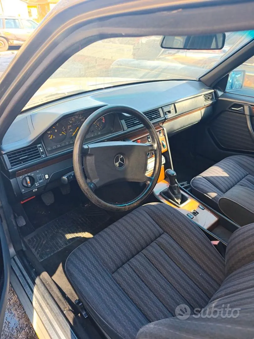Mercedes-Benz 200E 1991 photo 3