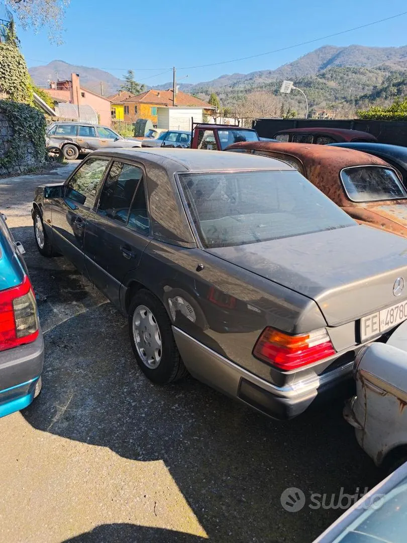 Mercedes-Benz 200E 1991 photo 2