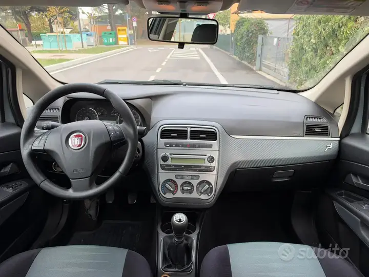 Fiat Grande Punto 2010 photo 5