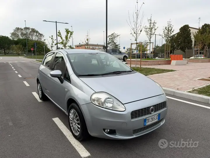 Fiat Grande Punto 2010 photo 2