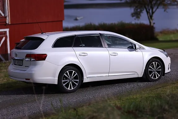 Toyota Avensis 2014 photo 5
