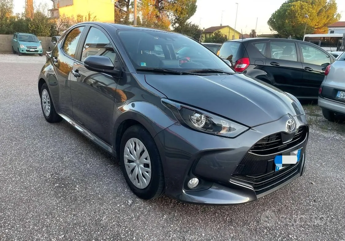 Toyota Yaris 2023 photo 2