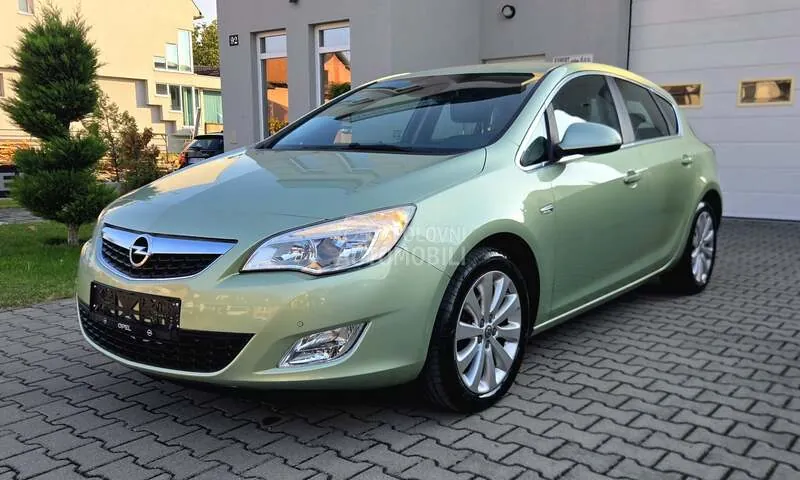 Opel Astra J 2010 photo 4