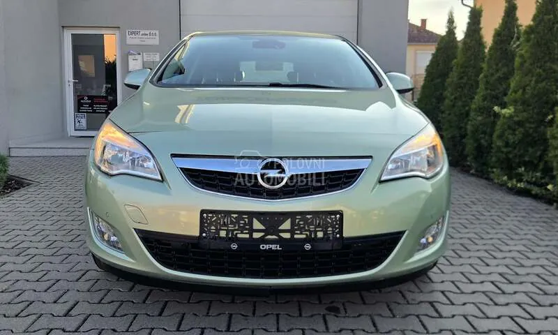 Opel Astra J 2010 photo 3