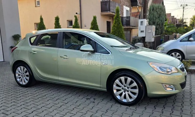 Opel Astra J 2010 photo 5