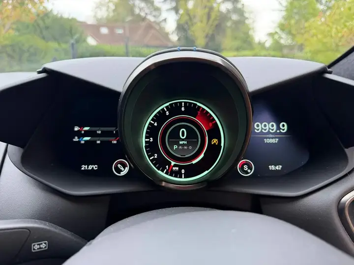 Aston Martin Vantage 2019 photo 5