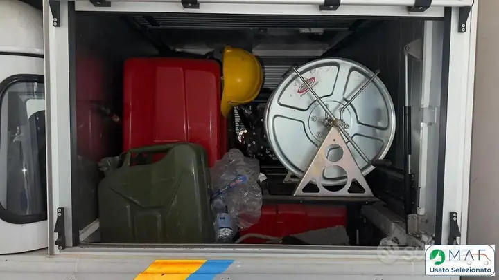 Land Rover Defender 2012 photo 3