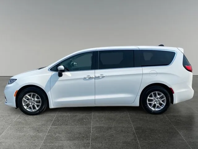 Chrysler Pacifica 2023 photo 2