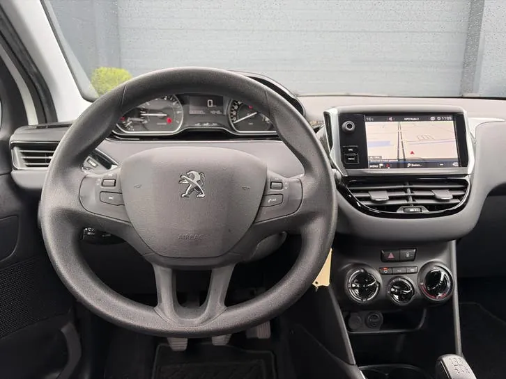 Peugeot 208 2018 photo 3