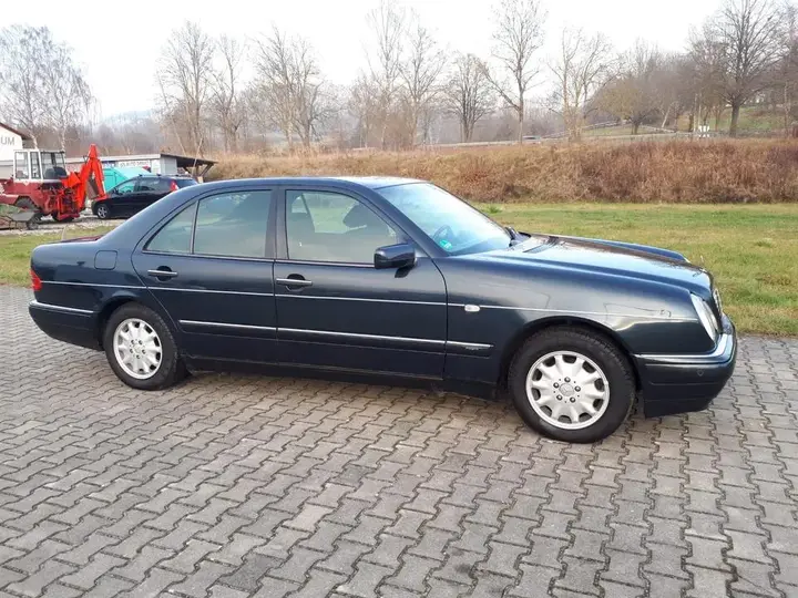 Mercedes-Benz E200 Avantgarde