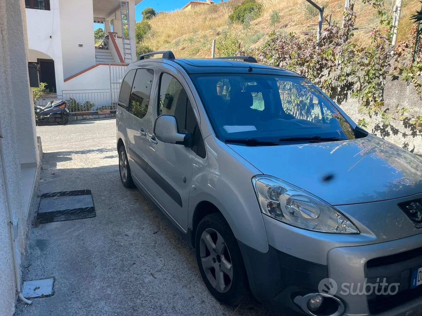 Peugeot 208 2008 photo 2