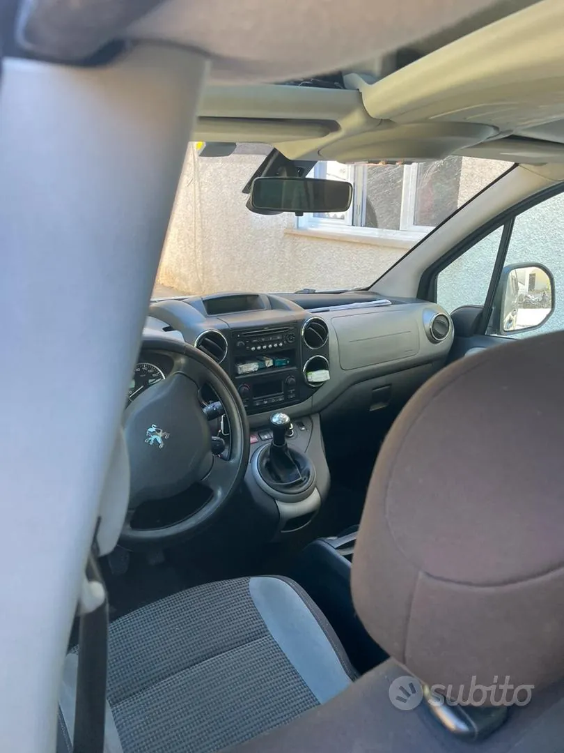 Peugeot 208 2008 photo 4