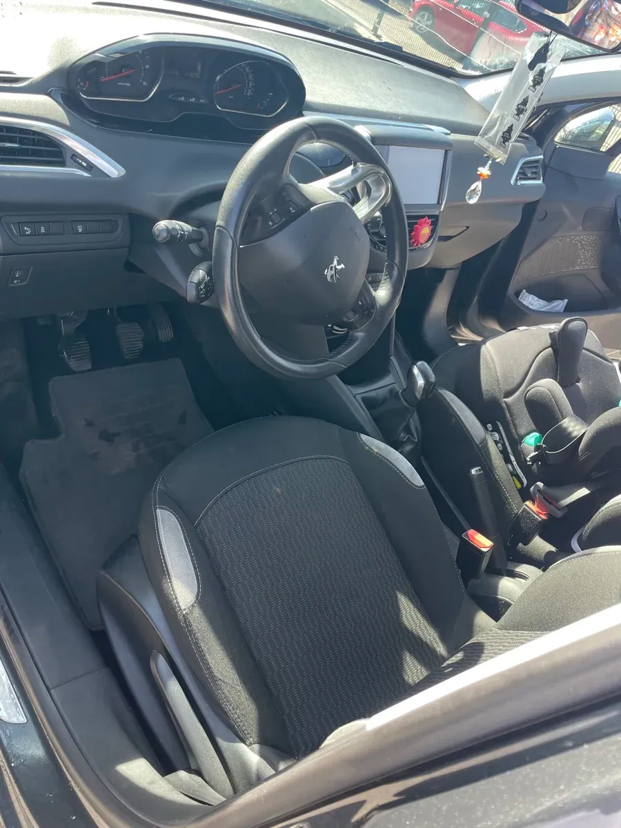 Peugeot 208 2015 photo 3