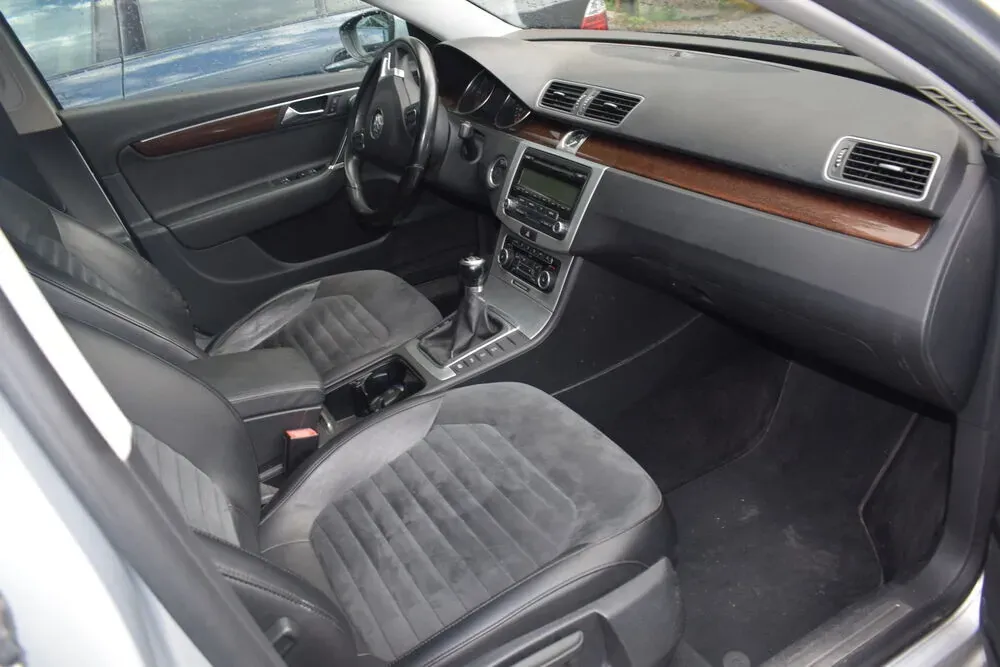 Volkswagen Passat 2011 photo 2