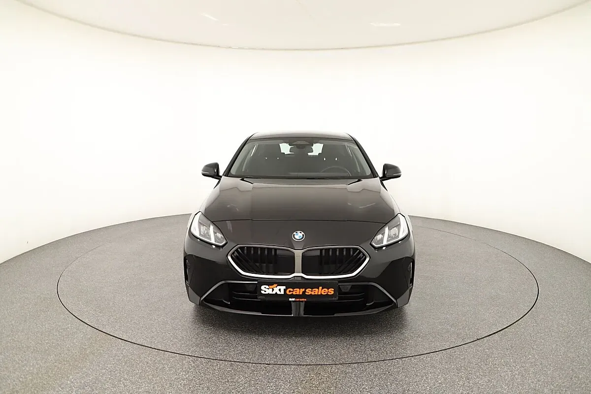 BMW 1 Series 2025 photo 2