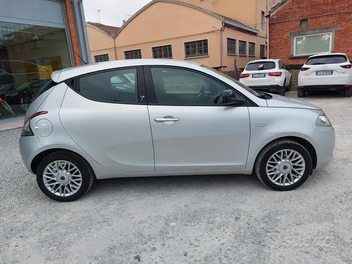 Lancia Ypsilon 2015 photo 2