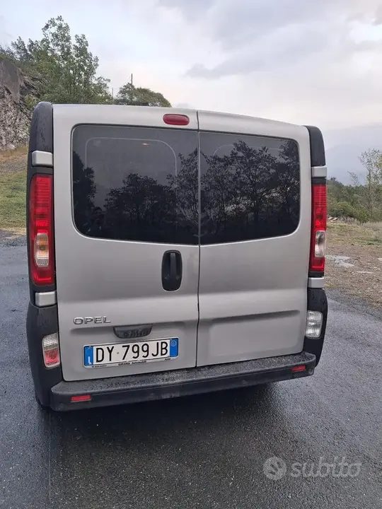 Opel Vivaro 2009 photo 2