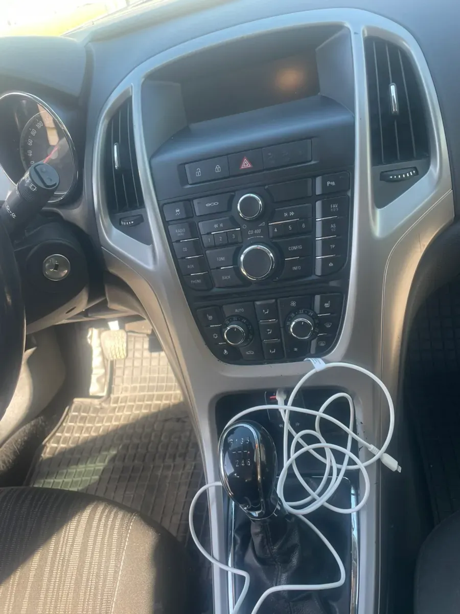 Opel Astra 2013 photo 2