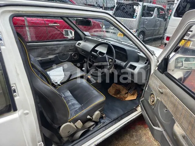 Nissan March 1986 photo 4