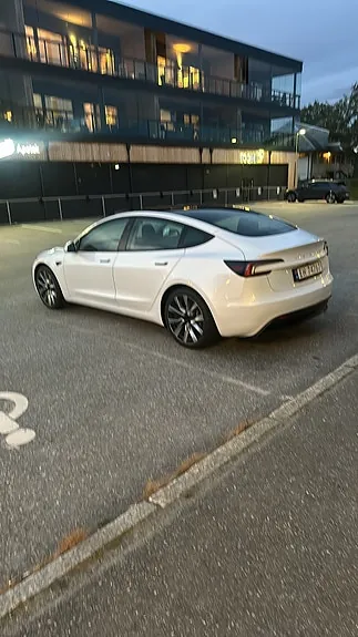 Tesla Model 3 2024 photo 2