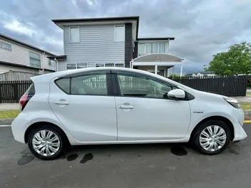 Toyota Aqua 2017 photo 2