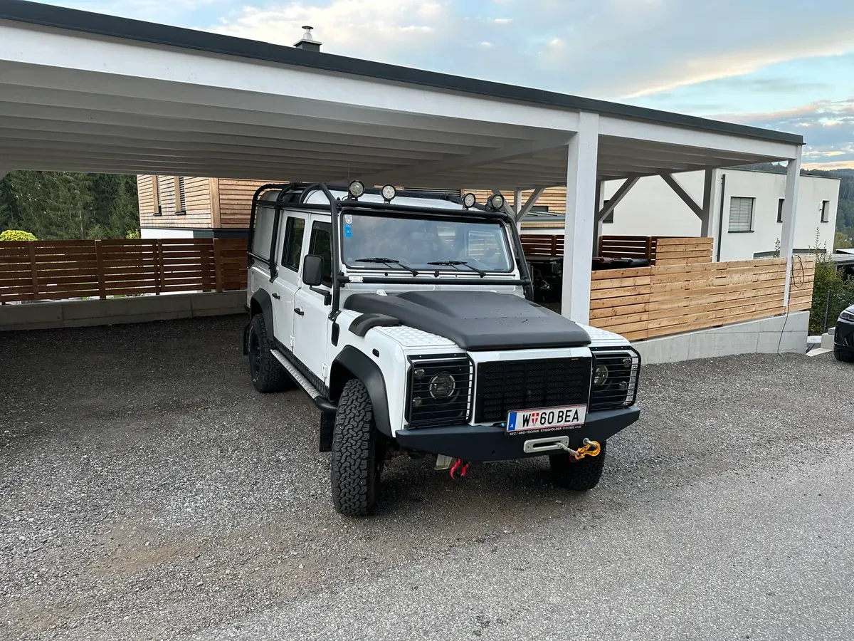 Land Rover Defender 2012 photo 2