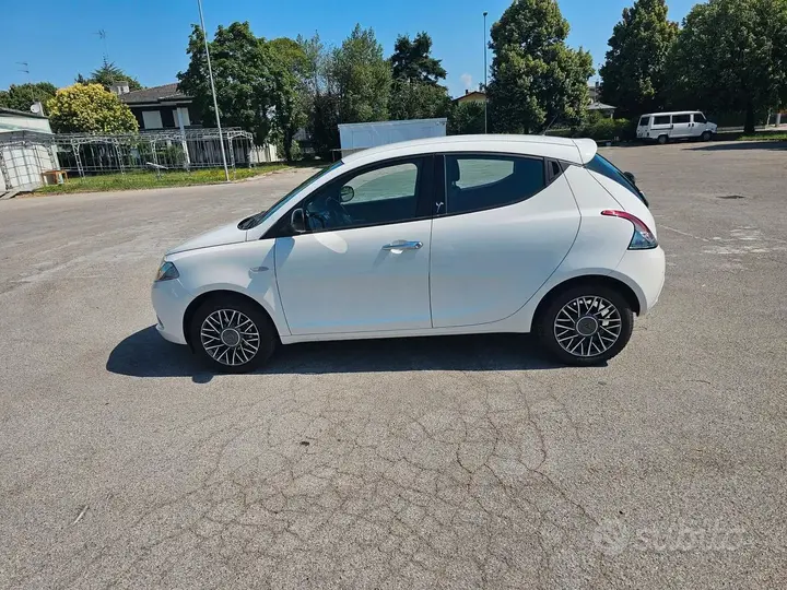 Lancia Ypsilon 2016 photo 2