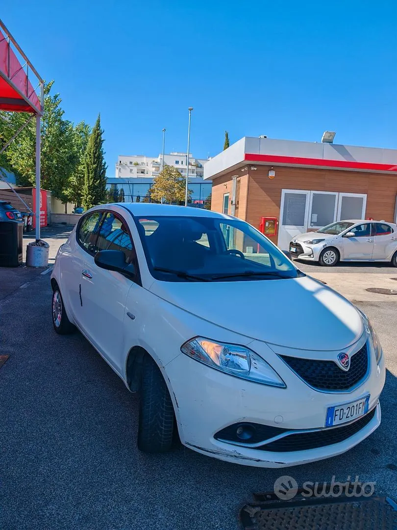 Lancia Ypsilon 2016 photo 2