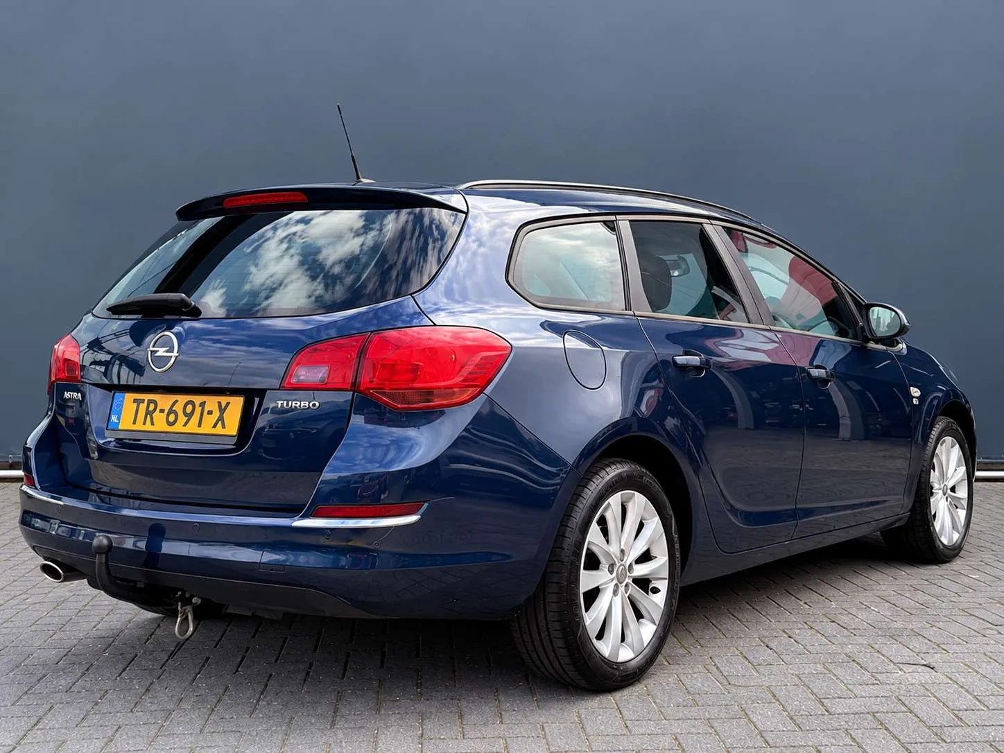 Opel Astra 2012 photo 2