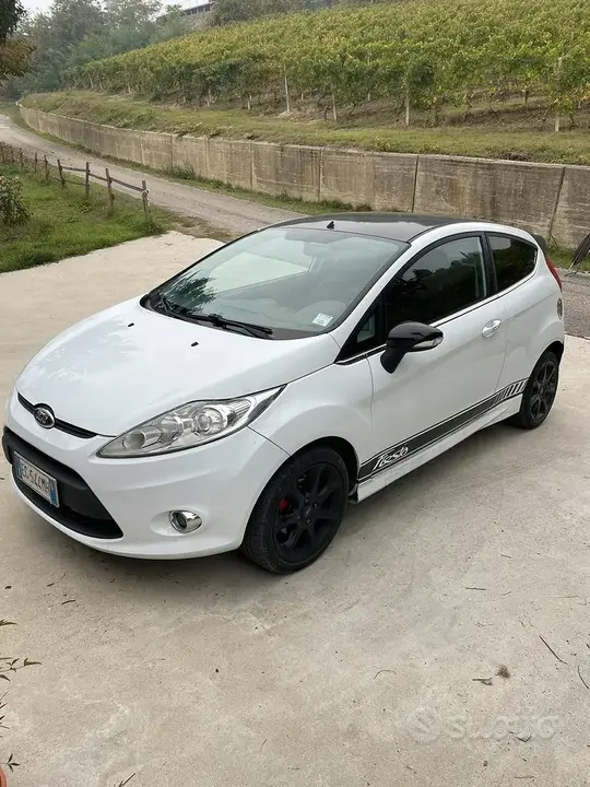 Ford Fiesta 2011 photo 2