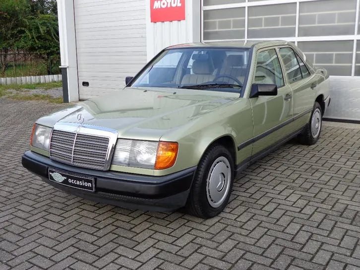 Mercedes-Benz 230 E