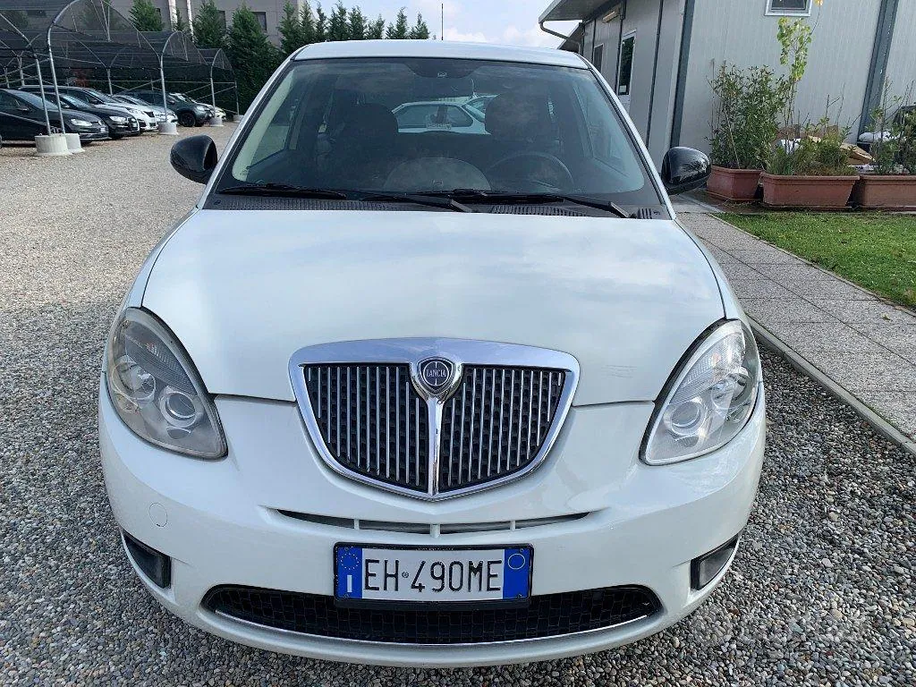 Lancia Ypsilon 2011 photo 2