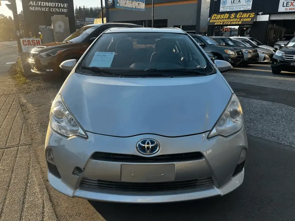 Toyota Prius C 2014 photo 2