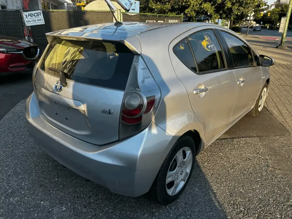 Toyota Prius C 2014 photo 4