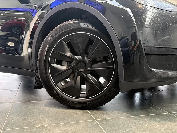 Tesla Model Y 2023 photo 2