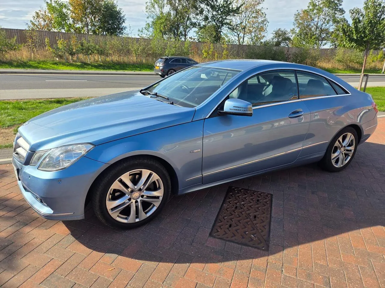 Mercedes-Benz E-Class 2011 photo 2