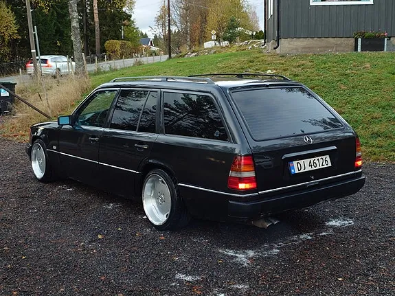 Mercedes-Benz E300 1988 photo 2