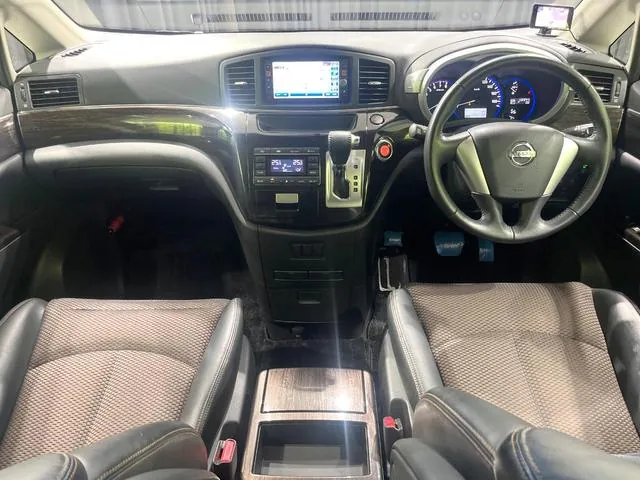 Nissan Elgrand 2012 photo 2